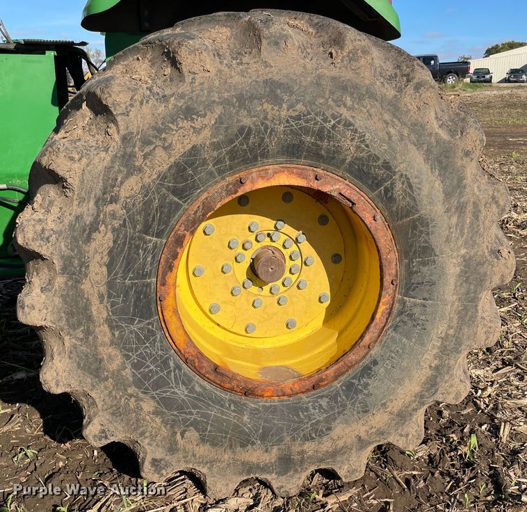 image for item IX9519 2003 John Deere 9520  4WD tractor