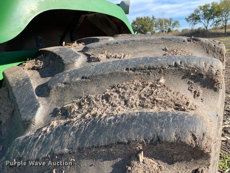 image for item IX9519 2003 John Deere 9520  4WD tractor