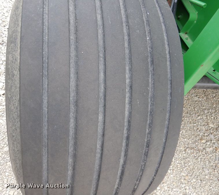 image for item KA9643 2010 John Deere 568  round baler