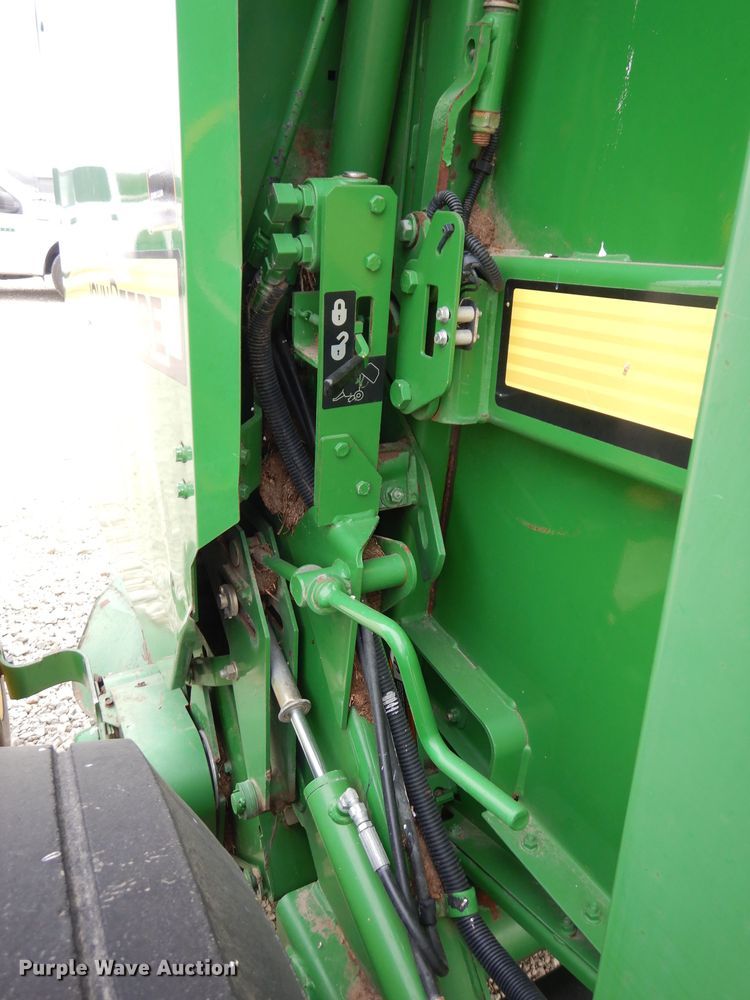 image for item KA9643 2010 John Deere 568  round baler