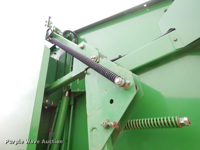 image for item KA9643 2010 John Deere 568  round baler