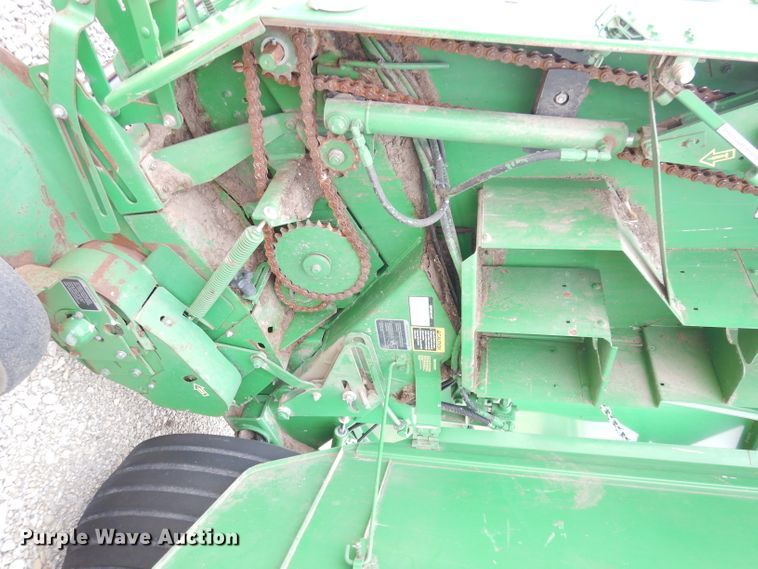 image for item KA9643 2010 John Deere 568  round baler