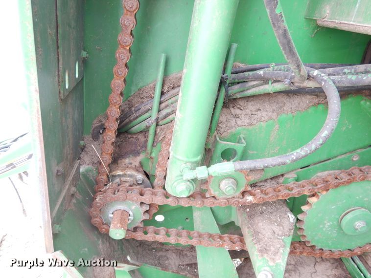 image for item KA9643 2010 John Deere 568  round baler