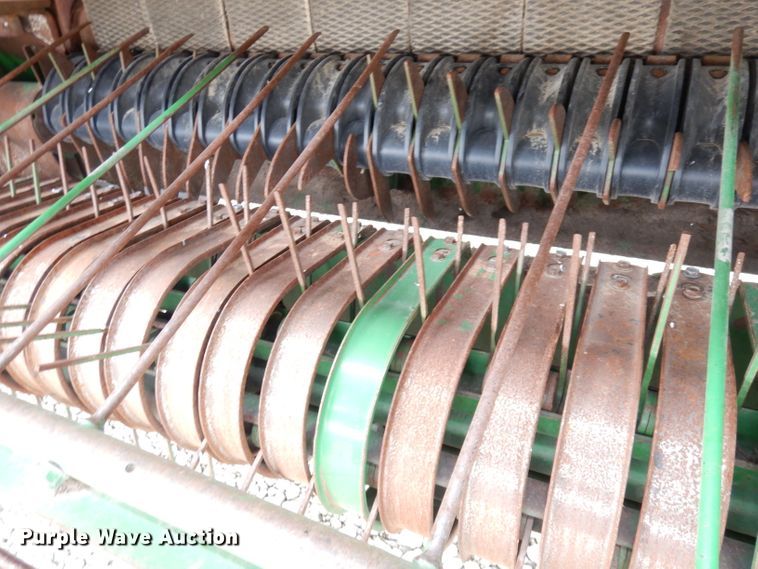 image for item KA9643 2010 John Deere 568  round baler