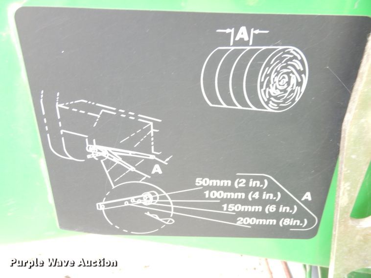 image for item KA9643 2010 John Deere 568  round baler
