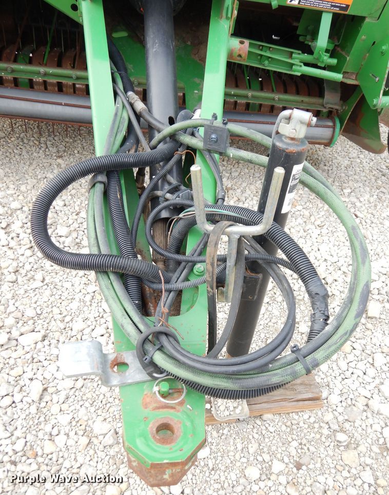 image for item KA9643 2010 John Deere 568  round baler