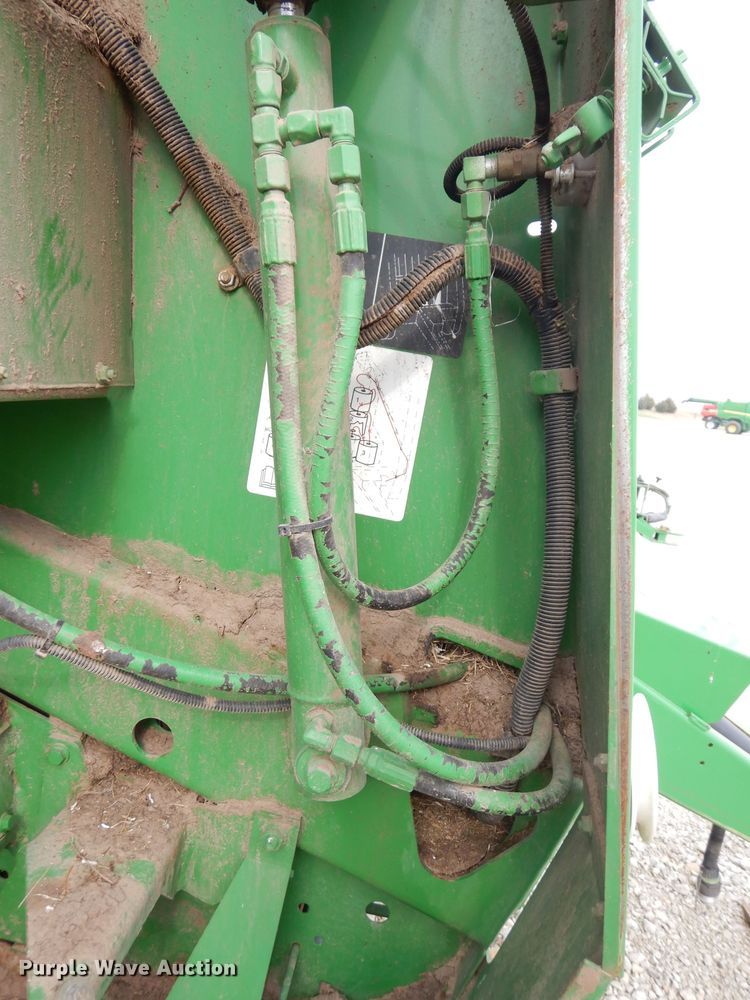 image for item KA9643 2010 John Deere 568  round baler