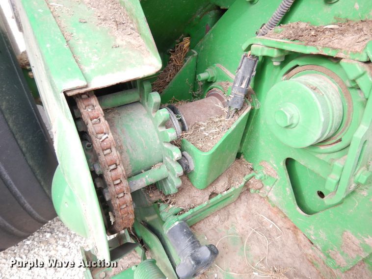 image for item KA9643 2010 John Deere 568  round baler