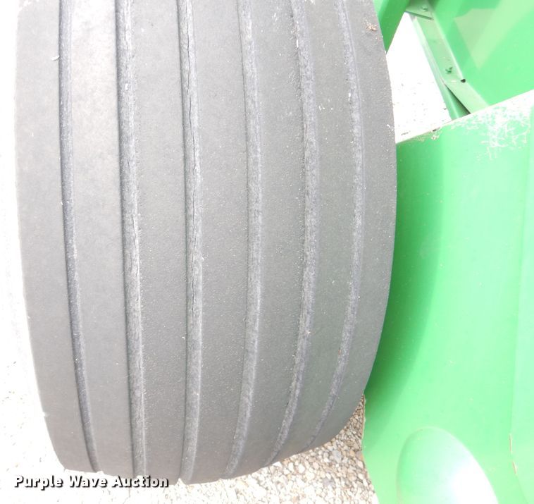 image for item KA9643 2010 John Deere 568  round baler