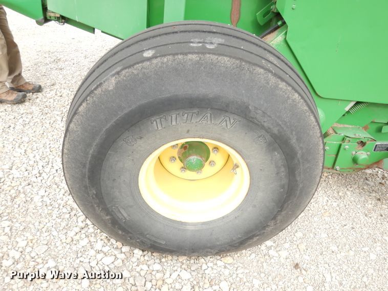 image for item KA9643 2010 John Deere 568  round baler