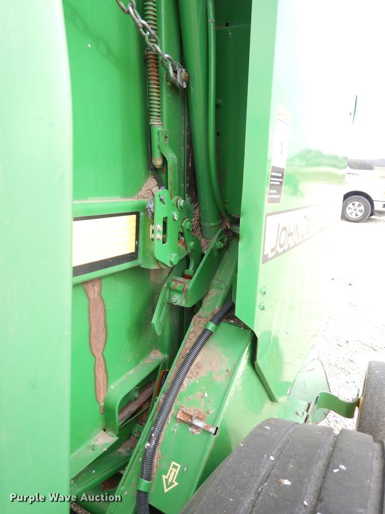image for item KA9643 2010 John Deere 568  round baler