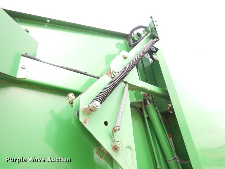 image for item KA9643 2010 John Deere 568  round baler