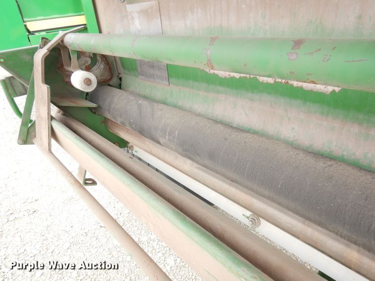 image for item KA9643 2010 John Deere 568  round baler