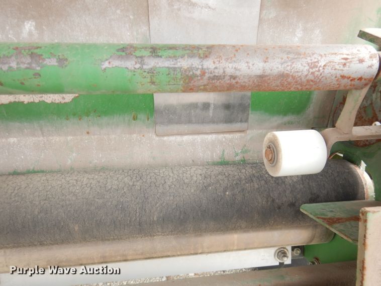 image for item KA9643 2010 John Deere 568  round baler