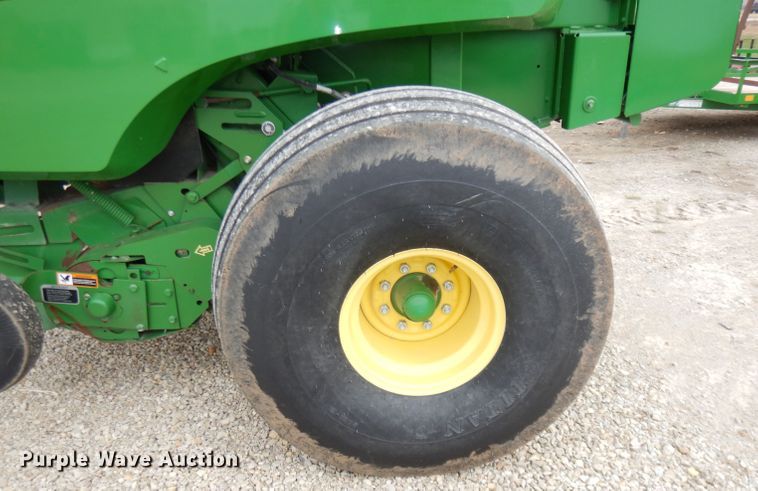 image for item KA9721 2015 John Deere 569 Premium  round baler