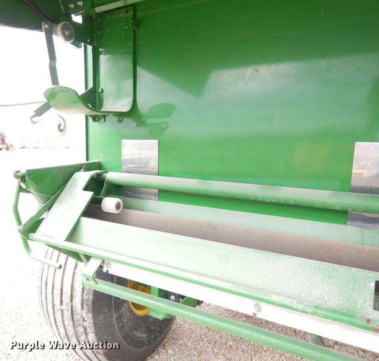 image for item KA9721 2015 John Deere 569 Premium  round baler