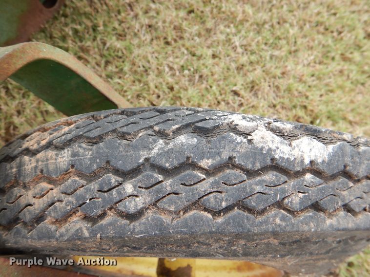 image for item KQ9637 John Deere 212  pickup head