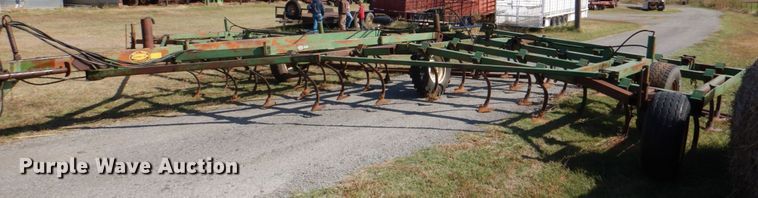 image for item KQ9661 John Deere  field cultivator