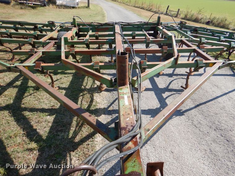 image for item KQ9661 John Deere  field cultivator