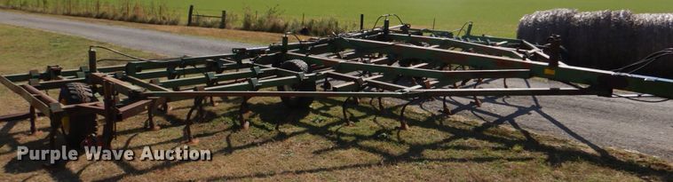 image for item KQ9661 John Deere  field cultivator