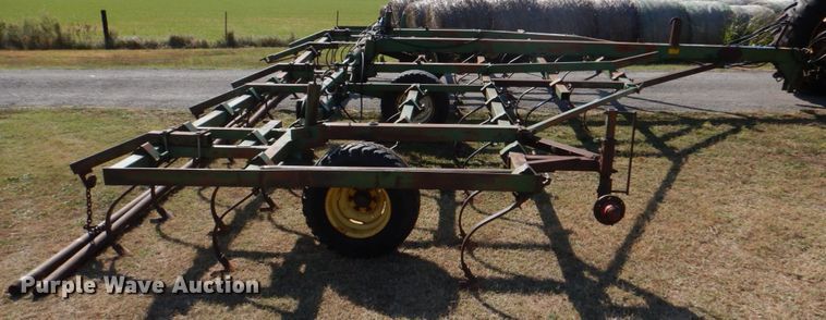 image for item KQ9661 John Deere  field cultivator