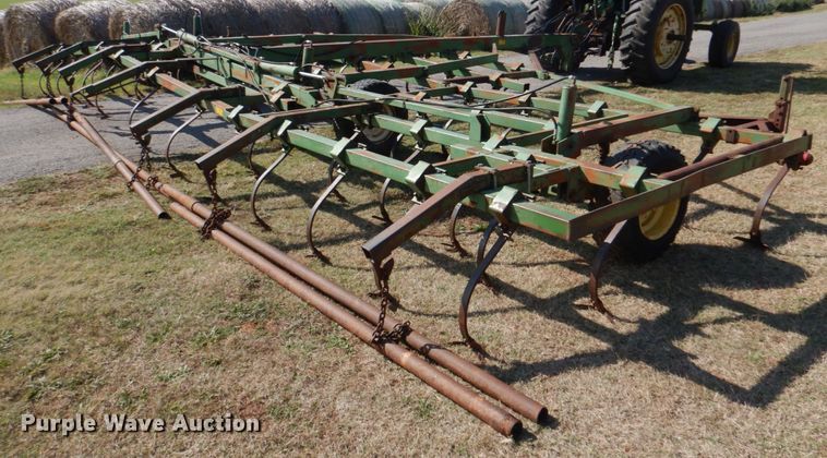 image for item KQ9661 John Deere  field cultivator