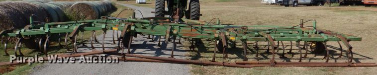 image for item KQ9661 John Deere  field cultivator