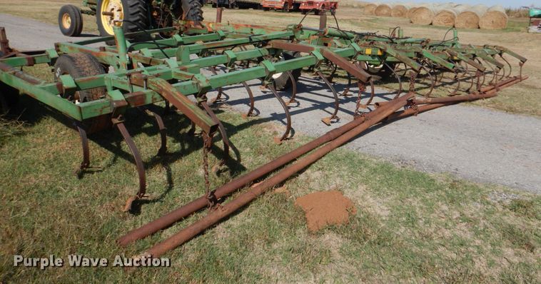 image for item KQ9661 John Deere  field cultivator