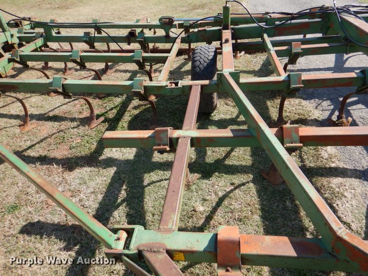 image for item KQ9661 John Deere  field cultivator