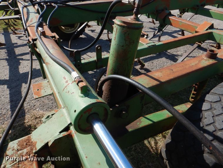 image for item KQ9661 John Deere  field cultivator