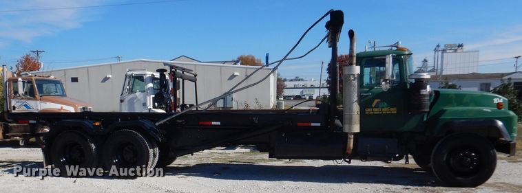 image for item DA5499 1999 Mack RD688S  roll-off container truck