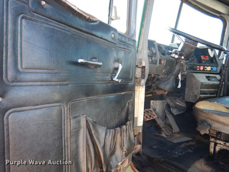 image for item DA5499 1999 Mack RD688S  roll-off container truck