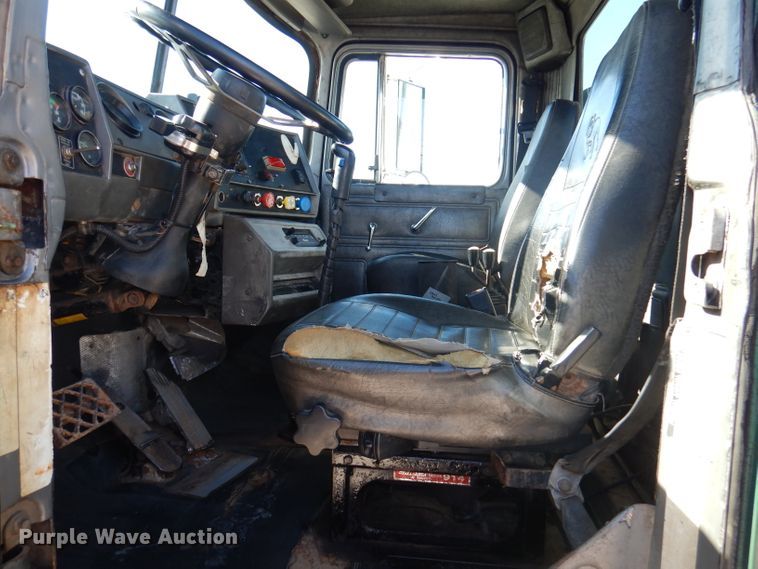 image for item DA5499 1999 Mack RD688S  roll-off container truck