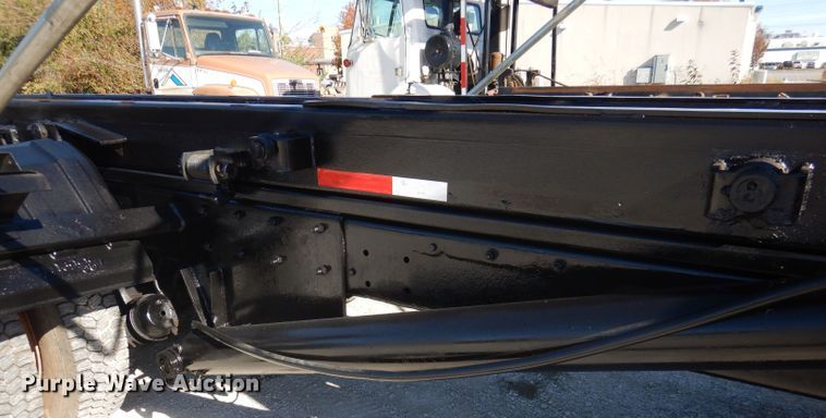 image for item DA5499 1999 Mack RD688S  roll-off container truck
