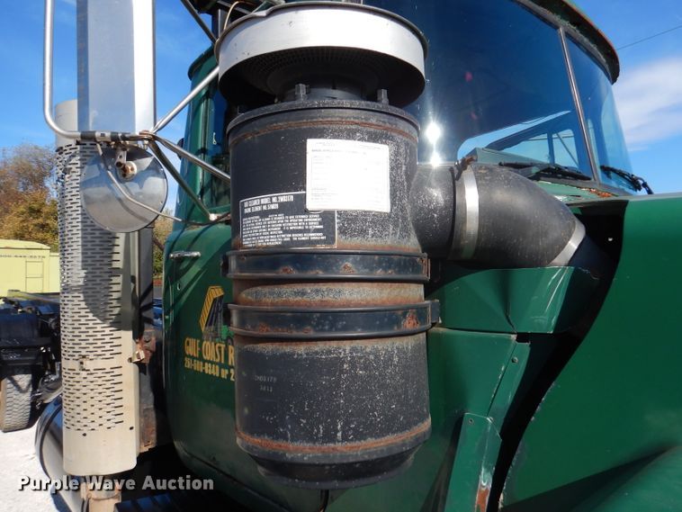 image for item DA5499 1999 Mack RD688S  roll-off container truck