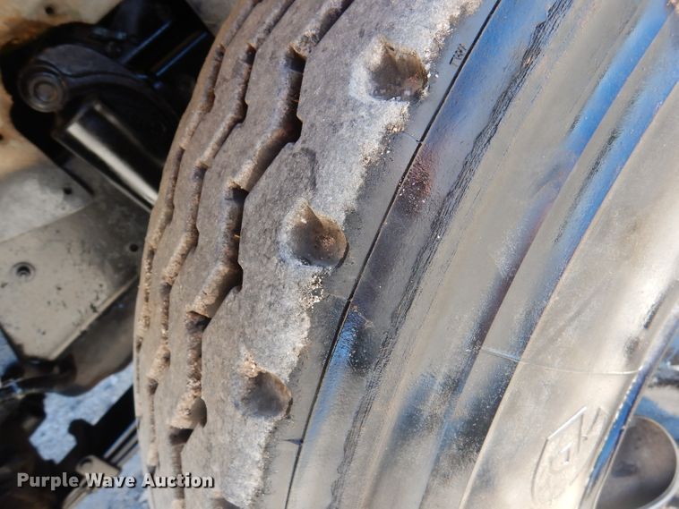 image for item DA5499 1999 Mack RD688S  roll-off container truck