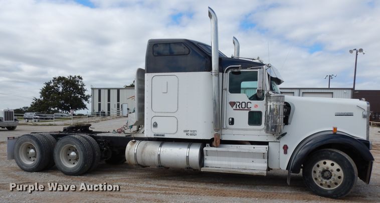 image for item DF0285 2008 Kenworth W900L  semi truck