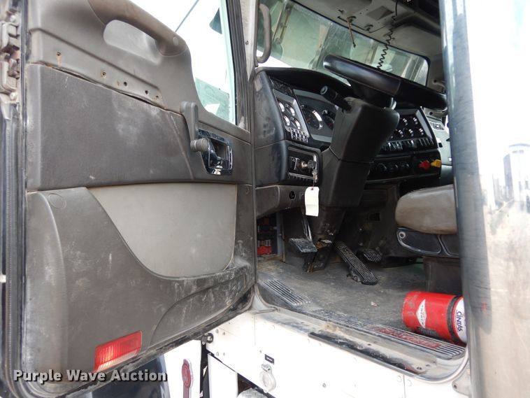 image for item DF0285 2008 Kenworth W900L  semi truck