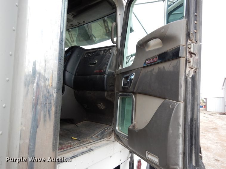 image for item DF0285 2008 Kenworth W900L  semi truck