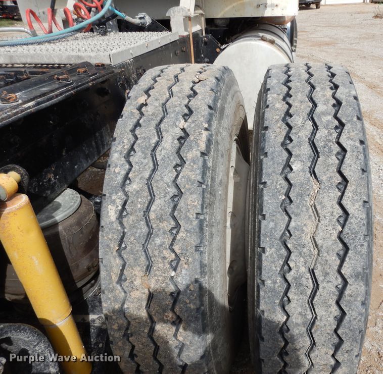 image for item DF0285 2008 Kenworth W900L  semi truck