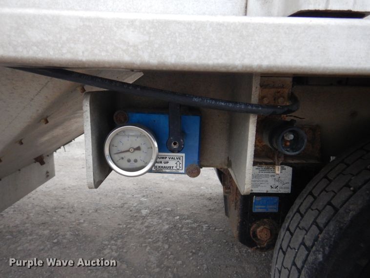 image for item DH7999 2012 Cornhusker 800  grain trailer