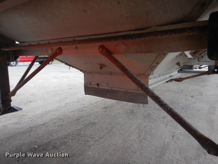 image for item DH7999 2012 Cornhusker 800  grain trailer