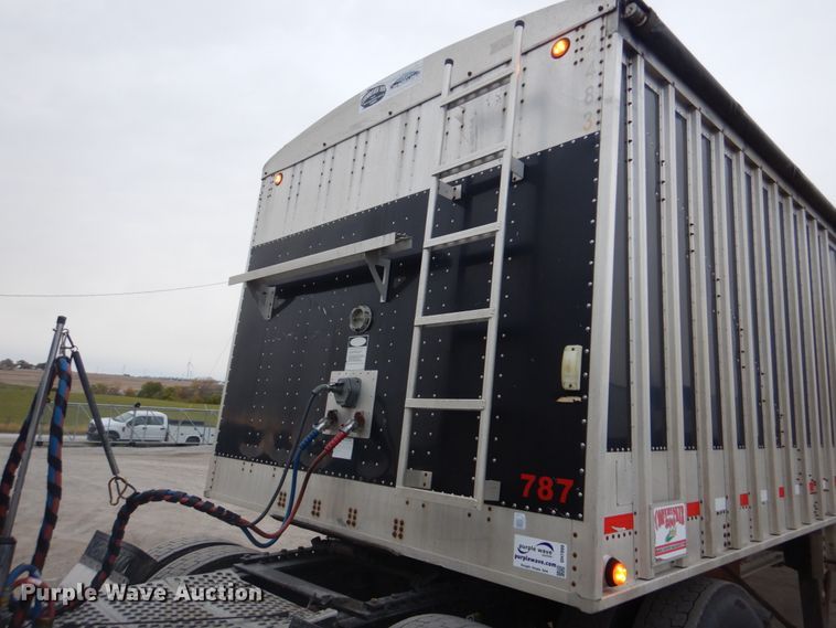 image for item DH7999 2012 Cornhusker 800  grain trailer