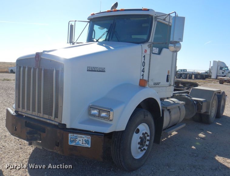 image for item DI5450 2011 Kenworth T800  semi truck