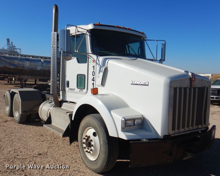 image for item DI5450 2011 Kenworth T800  semi truck