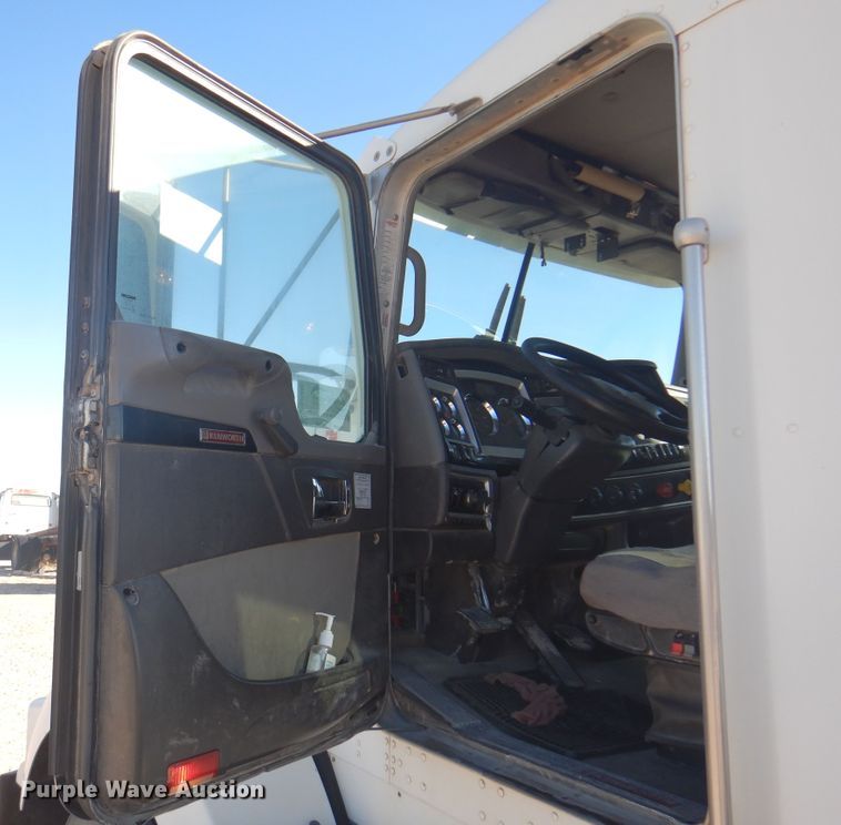 image for item DI5450 2011 Kenworth T800  semi truck