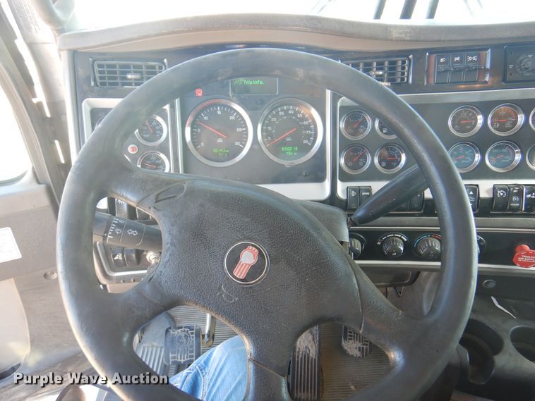 image for item DI5450 2011 Kenworth T800  semi truck