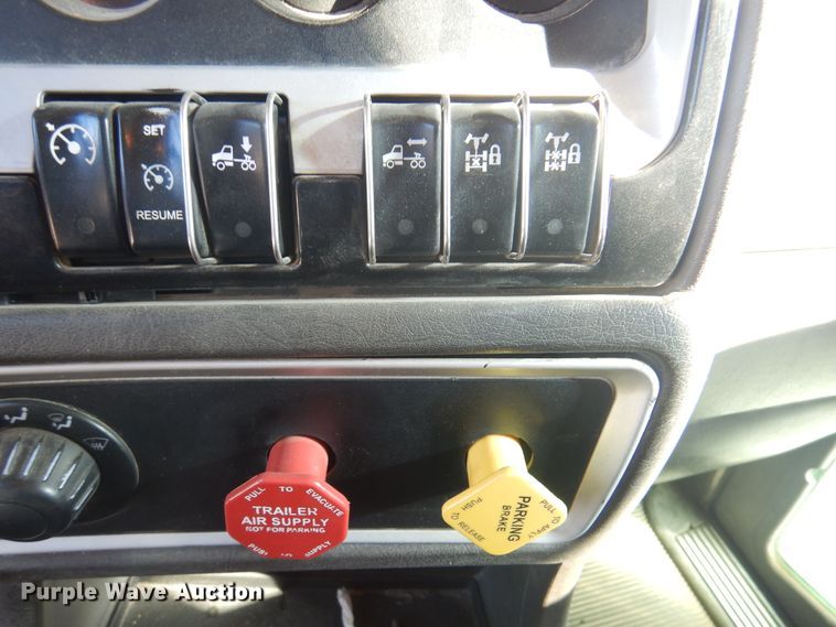 image for item DI5450 2011 Kenworth T800  semi truck