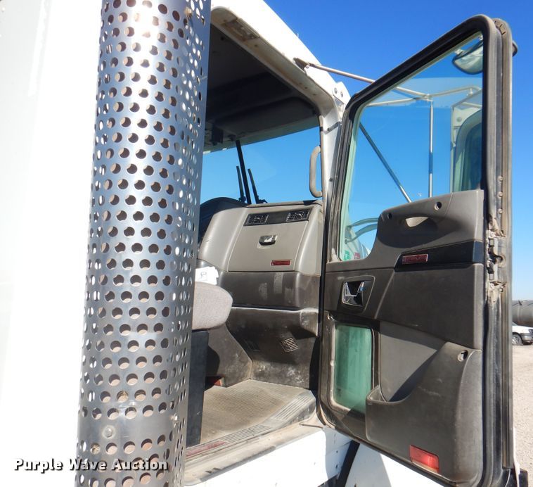 image for item DI5450 2011 Kenworth T800  semi truck