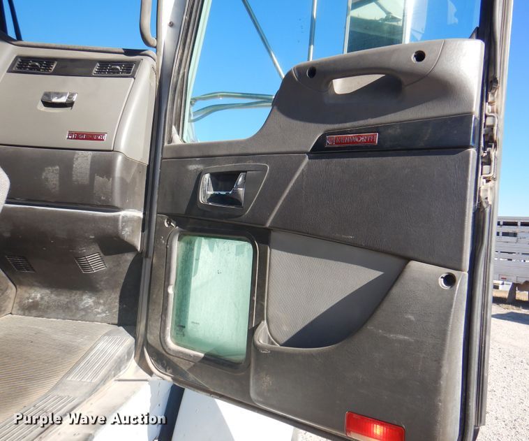 image for item DI5450 2011 Kenworth T800  semi truck